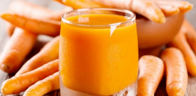 Jugo de zanahoria en un vaso